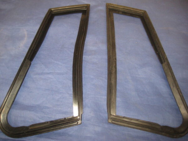 (6) MGB ROADSTER QUARTER 1/4 LIGHT GLASS SEAL 17H2505/6