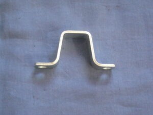 (29) MGB FRONT ANTI ROLL BAR STRAP BRACKET BHH2000