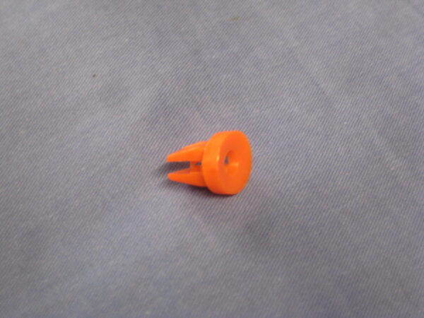 GHF1027 MGB DOOR PULL NYLON NUT INSERT