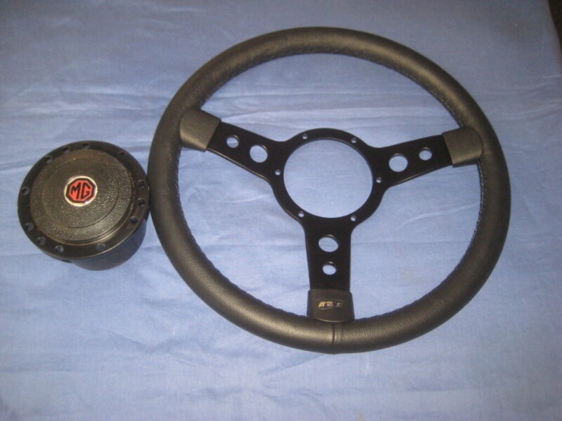MGB & MIDGET 14 INCH MOUNTNEY LEATHER STEERING WHEEL & BOS