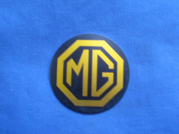 AHH9268G MGB JUBLIEE BLACK AND GOLD CENTRE CAP BADGE
